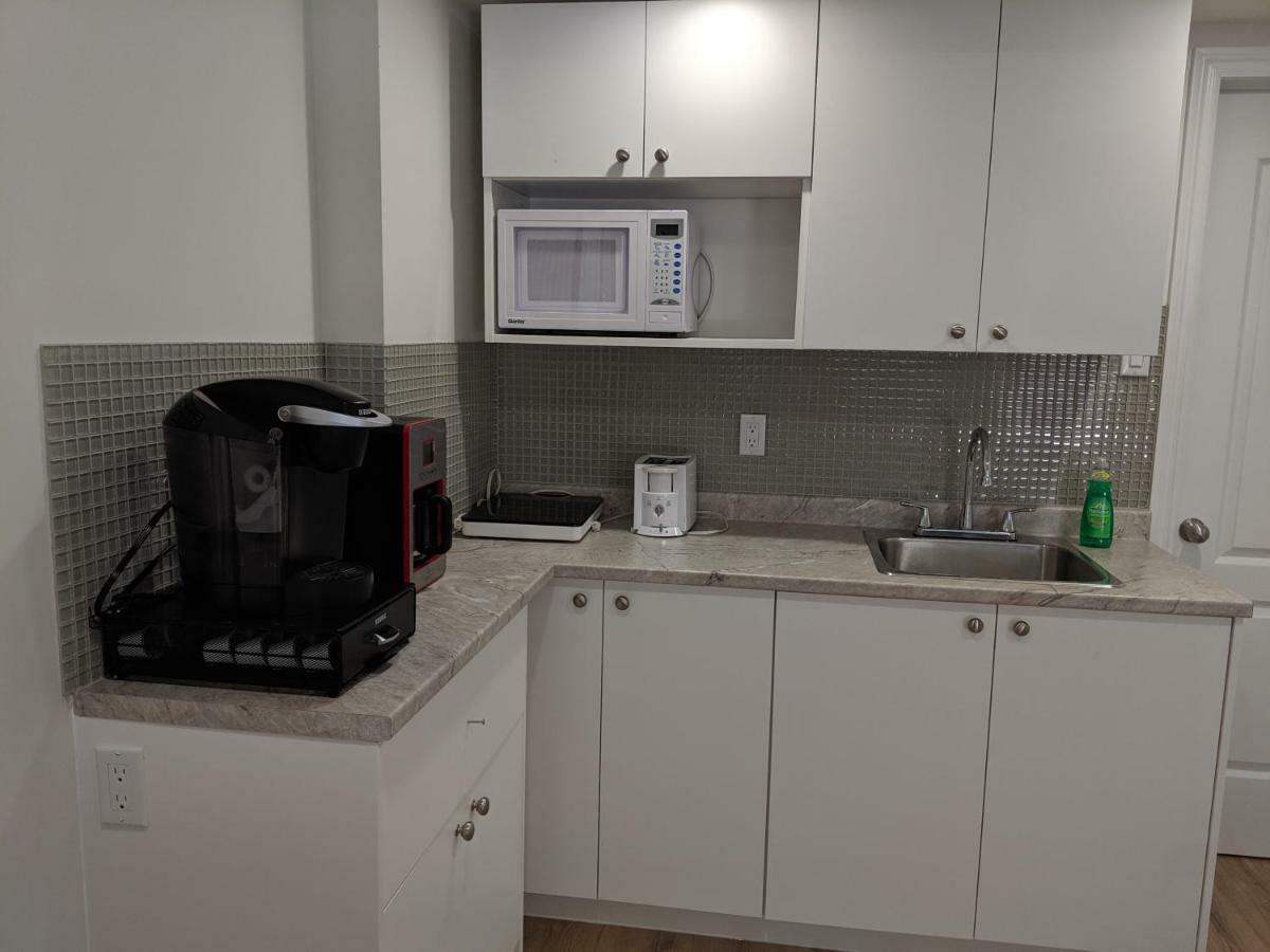 Spacious Basement One Bedroom Apartment, Wifi. 몬트리올 외부 사진